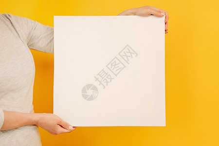 手握白帆布框架白色打印手指海报横幅广告标语床单女性背景图片