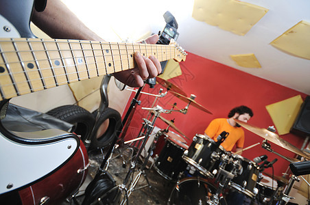音乐乐队在车库接受培训乐器团队麦克风训练男性青年歌曲细绳吉他手岩石图片