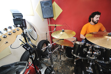 鼓鼓音乐播放器歌手铙钹男性鼓手盘子音乐家娱乐练习学习乐器图片