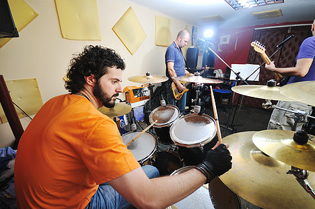 鼓鼓音乐播放器音乐家乐队金属玩家耀斑歌手训练车库学习男人图片