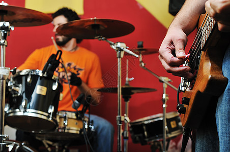 鼓鼓音乐播放器歌手金属音乐会练习耀斑男人学习乐队低音玩家图片
