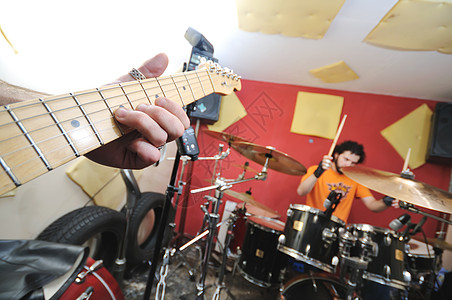 音乐乐队在车库接受培训乐趣唱歌训练音乐家艺术家吉他手男孩们歌曲男人青年图片