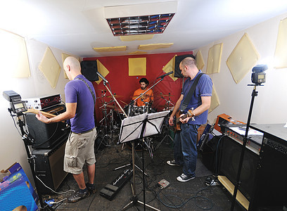 音乐乐队在车库接受培训音乐家快乐音乐会歌曲唱歌团队低音细绳男人吉他图片