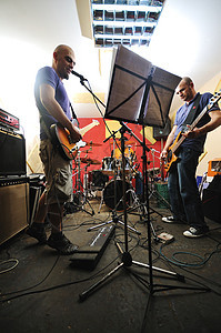音乐乐队在车库接受培训艺术家低音训练青年男孩们吉他乐器唱歌团队岩石图片