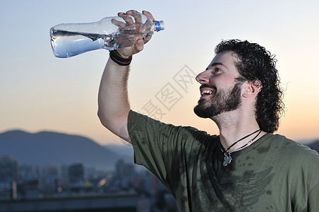 人用水毛巾男生天空干旱手臂成人口渴身体自由食物图片