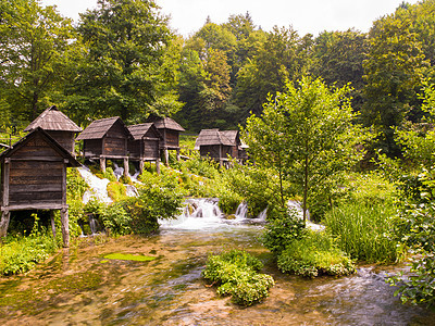 旧木制水桶旅行建筑学风车水坑宏观地标植物天线森林全景图片