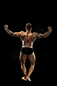 漂亮的运动男男子力量 适合肌肉的身体 在黑色背景上孤立无援的体形建筑健美健身房工作室哑铃胸饰训练姿势手臂二头肌图片