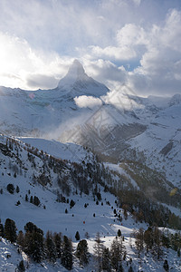 泽尔马特斯维兹兰天空顶峰冰川假期森林风景旅行滑雪蓝色天堂图片