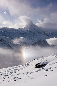 泽尔马特斯维兹兰森林高山蓝色滑雪远足首脑天空顶峰冰川地标图片