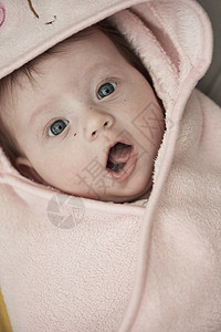 快乐的新生婴儿小车父母家庭苗圃皮肤童年身体休息微笑毯子女性图片