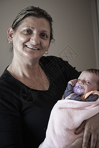 祖母在家中抚养新生儿的外婆祖父母女性女士奶奶孙女老年退休幸福成人童年图片