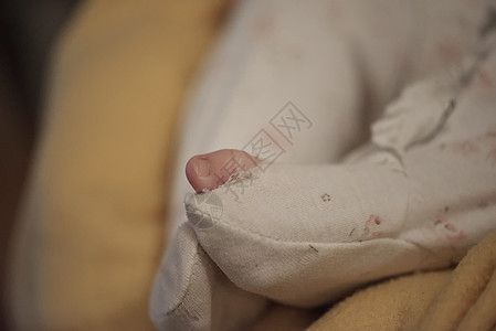 一个月的新生婴儿睡在床上女孩睡眠后代女性家庭微笑母亲童年女士女儿图片