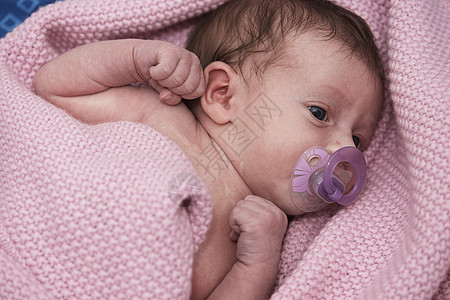 一个月的新生婴儿睡在床上母亲女孩女性家庭后代毯子童年午睡父母微笑图片