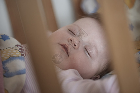 在家中睡在床上的新生儿婴儿身体新生家庭微笑毯子女性妈妈女士后代午睡图片