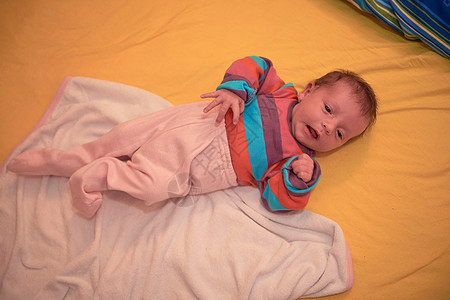 一个月的新生婴儿睡在床上午睡女儿女士童年父母女孩女性生活苗圃微笑图片