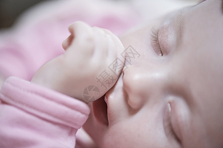 在家中睡在床上的新生儿婴儿微笑家庭母亲身体苗圃女士父母女儿午睡童年图片