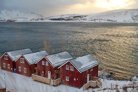 挪威传统渔民的船舱和小船天气城市地标海洋港口旅游建筑学海岸房子村庄图片