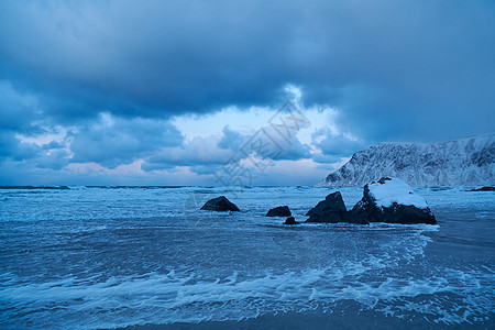 冬季诺华海岸 下雪多云的天气恶劣蓝色海浪风雨山峰假期峡湾日落天空风景海岸线图片