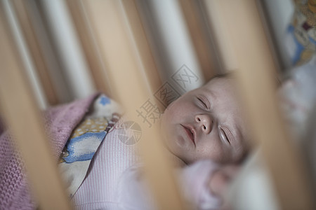 在家中睡在床上的新生儿婴儿童年皮肤新生毯子女孩苗圃妈妈父母家庭母亲图片