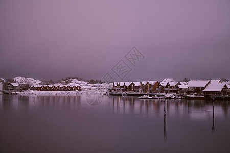 挪威传统渔民的船舱和小船房屋村庄季节峡湾天空建筑学地标旅行风景场景图片