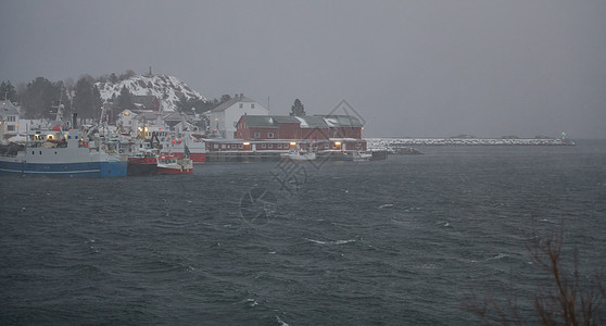 挪威传统渔民的船舱和小船海岸场景天气房屋旅游村庄旅行房子风景峡湾图片