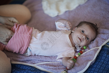 快乐的新生婴儿小车妈妈毯子后代女儿家庭身体女性皮肤午睡女孩图片