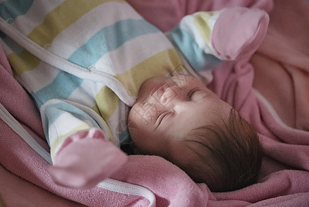 在家中睡在床上的新生儿婴儿母亲睡眠微笑生活女士午睡皮肤童年毯子后代图片