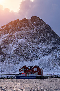挪威传统渔民的船舱和小船钓鱼峡湾房屋地标村庄房子场景季节旅行建筑学图片