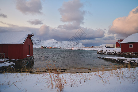 挪威传统渔民的船舱和小船港口村庄风景旅行海洋房子建筑学城市旅游天气图片