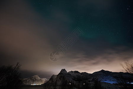 山上绿色的北光地磁山脉旅行天文学顶峰北极星天空峡湾海洋星星图片