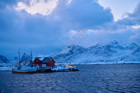 挪威传统渔民的船舱和小船天空风暴海岸风景旅行峡湾港口场景建筑学钓鱼图片