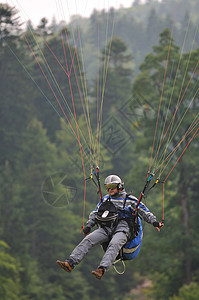 滑翔伞运动天空段落自由闲暇男人风险降落伞飞行滑行乐趣图片