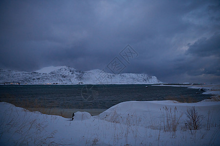 冬季诺华海岸 下雪多云的天气恶劣风景天空旅行日落风雨假期海洋蓝色支撑山峰图片