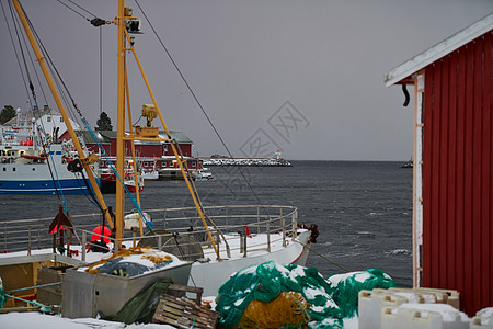 挪威传统渔民的船舱和小船地标季节海洋峡湾风景港口风暴建筑学场景天气图片