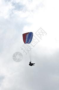 滑翔伞运动自由空气男人闲暇翅膀段落天空娱乐爱好冒险图片