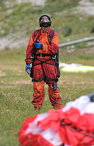 滑翔伞运动天空蓝色跳伞男人活动滑行爱好自由行动航班图片