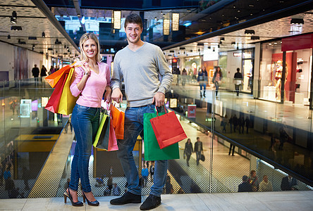 带船袋的年轻夫妇女士购物中心幸福销售城市喜悦朋友们零售顾客微笑图片