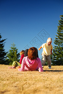 母亲和孩子在外面玩得开心天空晴天微笑快乐青年朋友兄弟幸福童年生活图片