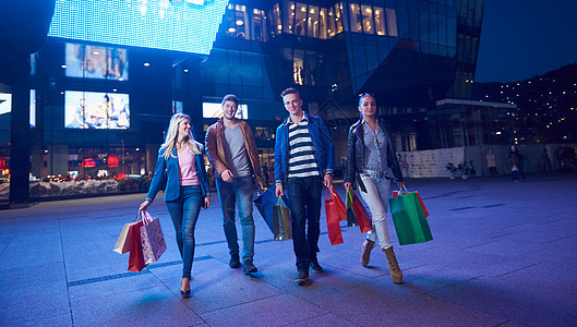 享受购物的之友小组成员团体城市女士男性购物中心中心夫妻男人女孩街道礼物图片