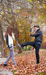 秋秋情侣微笑乐趣假期男性女士公园皮革季节树叶男人图片