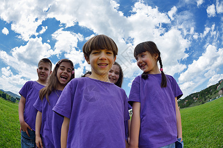 快乐的小孩群体在大自然中玩乐青年跑步友谊朋友们团队女孩小学生天空女性男生图片