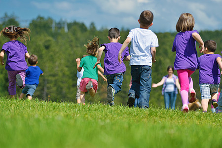奔跑中的孩子快乐的小孩群体在大自然中玩乐公园公司乐趣小学生学校孩子喜悦男生家庭跑步背景