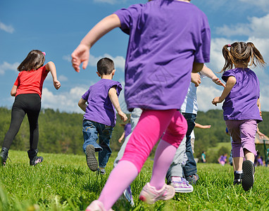 快乐的小孩群体在大自然中玩乐团队乐趣喜悦童年男生青年蓝色公园小学生跑步图片
