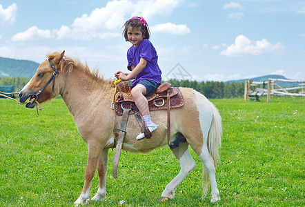 儿童骑小马女性动物运动农村牧场女士国家娱乐微笑童年图片