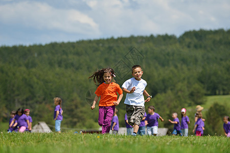 快乐的小孩群体在大自然中玩乐公园孩子女性童年蓝色喜悦友谊青年朋友们小学生图片