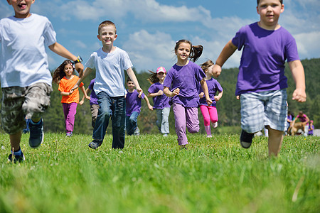 快乐的小孩群体在大自然中玩乐孩子公园喜悦女性男生童年小学生家庭团队女孩图片