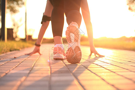 跑步者脚踏在路上紧贴鞋子 日落或城市日出时户外娱乐闲暇行动福利成人训练耐力活动女士女性图片
