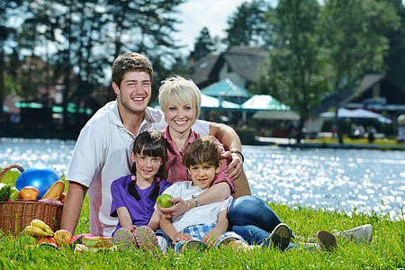 幸福的家庭在野外野餐中一起玩孩子女士夫妻女孩闲暇男人父亲假期农村娱乐图片