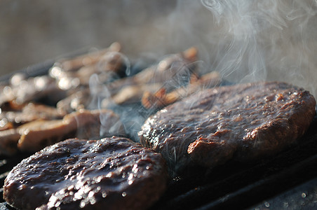 烧烤肉餐厅午餐盘子烧烤肋骨香肠猪肉火焰蔬菜牛肉图片