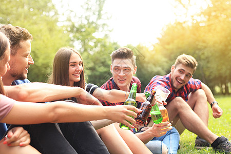 朋友们在烧烤会喝啤酒露台潮人女性大学食物插头生日花园家庭野餐图片